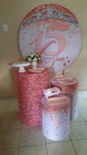 Kit de festa com Painel e trio de capas para cilindro com tema 15 anos.