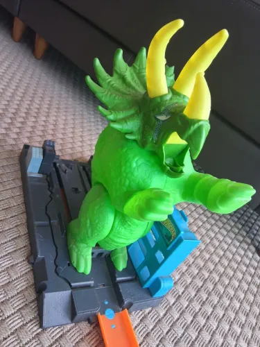 Pista hotwheels triceratops 