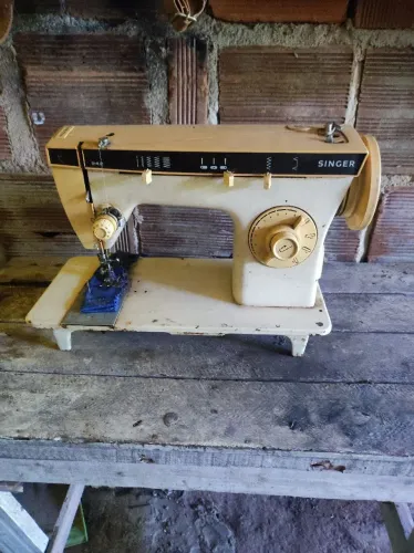 Máquina de costura singer