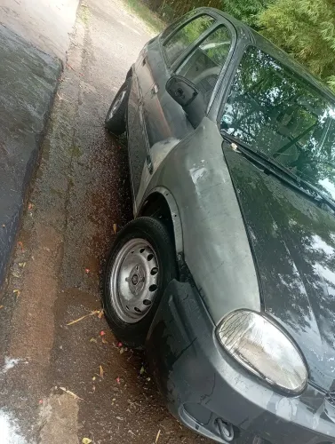 Carro Corsa tem detalhes vendo ou troco