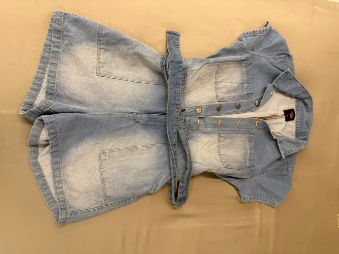 Macacão jeans curto p