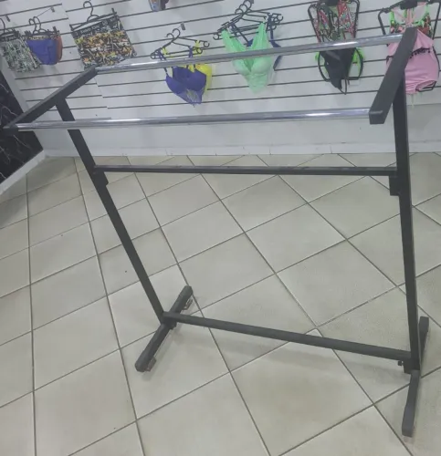 Oportunidade! Arara Quadrada Expositora de Loja