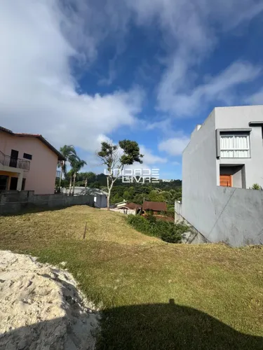 Terreno em declive no condomínio aruã.