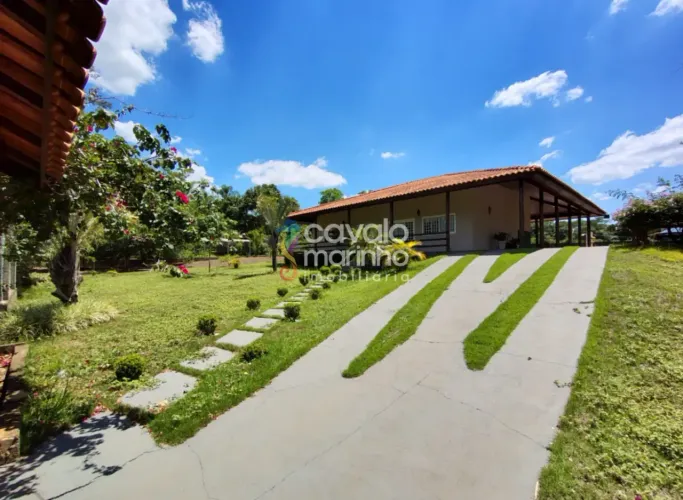 Chácara à venda de 3 quartos, piscina, 390m² - Gruta do Itambé - Altinópolis.