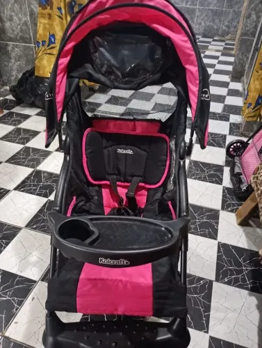 Vende se carrinho de bebe. usado poucas vezes.