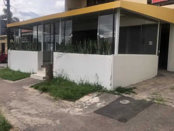 Loja comercial 140 m². Fachada em vidro, dois salões, pronta para uso. Capão da Imbuia