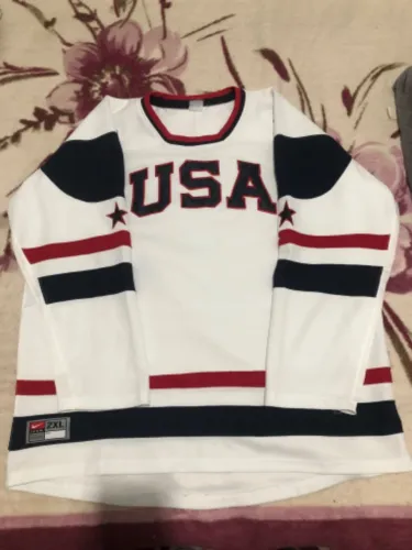 camiseta branca de hóquei no gelo da seleção americana