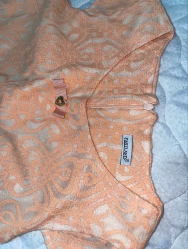 Vestido infantil com desenhos na cor salmão
