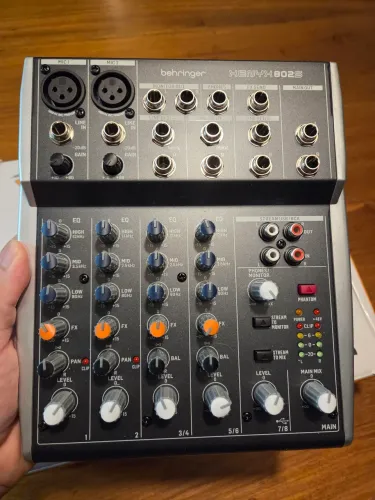 Mesa de Som Behringer Xenyx 802s 8 canais