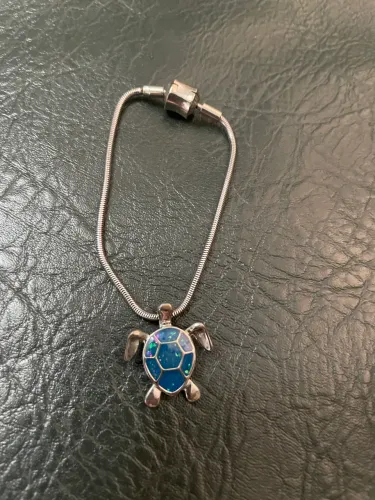 Pingente com pulseira de metal 
