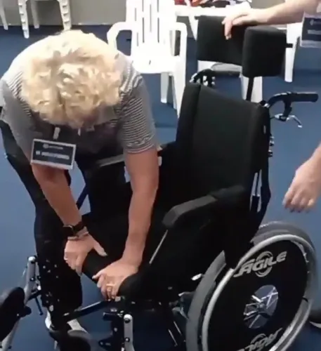Cadeira de rodas adaptada confortável para adultos