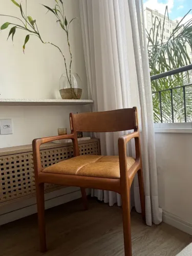 Conjunto 4 calçadeiras. Cadeira Helga com braço, studio Bola, mobiliário assinado