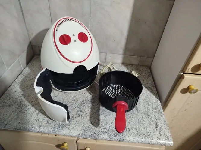 Air Fryer IMPECÁVEL, funcionando perfeitamente, sem detalhes ou observações, 220V.