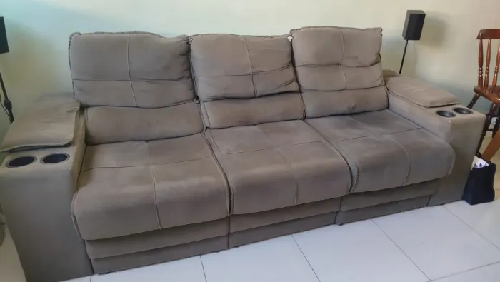 Sofá reclinável de três lugares