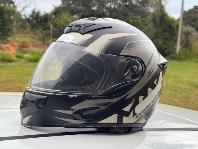 Capacete Cinza seminovo com ventilação