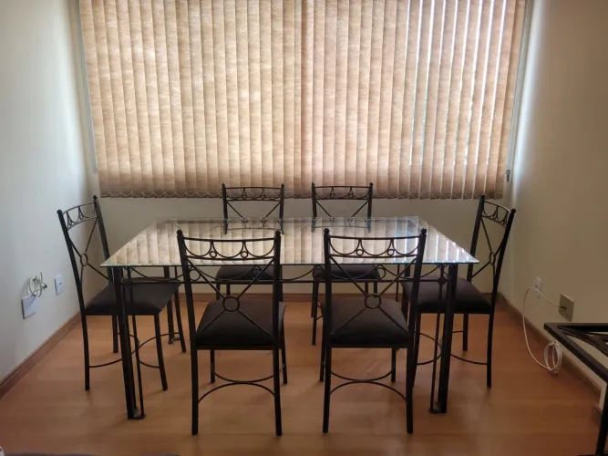 Mesa com 6 cadeiras + aparador e espelho