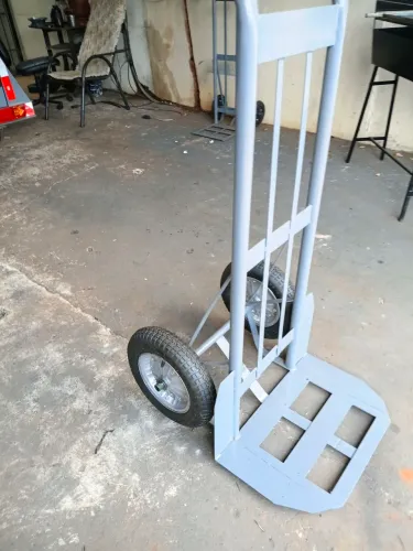 Vendo carrinho de carga é descarga tenho disponivel 240kg peneus e câmeras 460reais