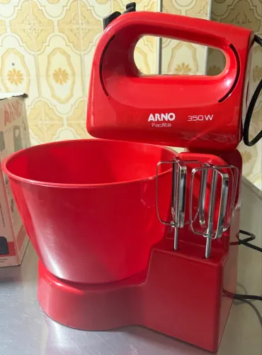 Batedeira Arno 350w (cor vermelha) ? Voltagem 110v ? nunca usada