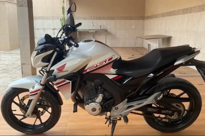 VENDE-SE CB TWISTER ? PRONTA PARA RODAR!