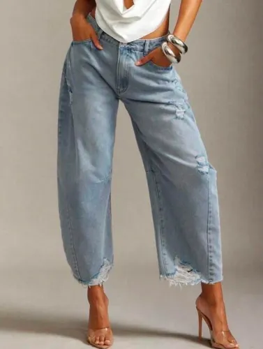 calça jeans feminina de perna barril (barrel leg) ou wide leg em lavagem clara,