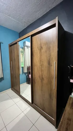 Roupeiro com espelho 