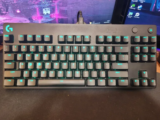 Teclado Mecânico Logitech G PRO RGB Switch GX Blue Clicky (TKL)