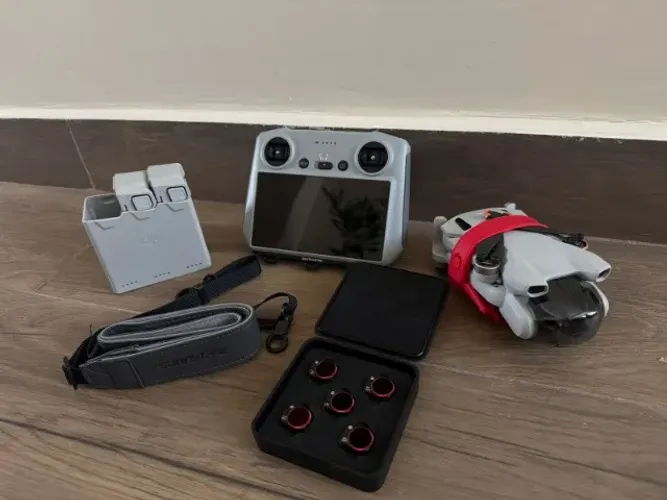 Drone DJI Mini 3 Fly More Combo (Acompanha Filtros ND + Alça Sunnylife)