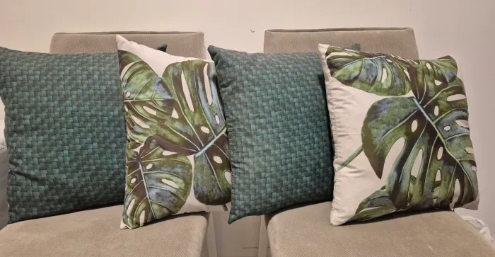 Conjunto de 4 capas de almofada c/ enchimento.