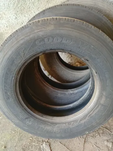 4 pneus 215/75/17,5