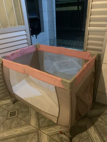Berço cercado para menina