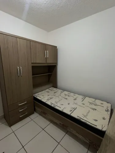 Cama de solteiro com guarda-roupa embutido