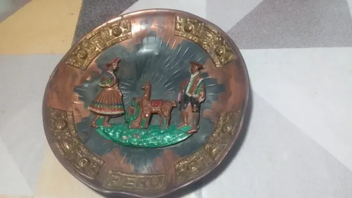antigo prato de parede peruano em cobre