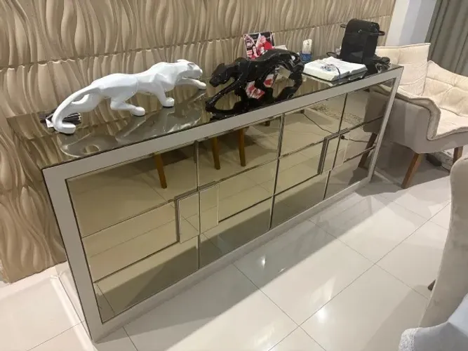 BUFFET 4 PORTAS LAQUEADO OFF WHITE REVESTIDO EM ESPELHO BRONZE