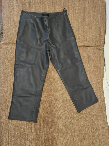 Calça estilo Capri em couro