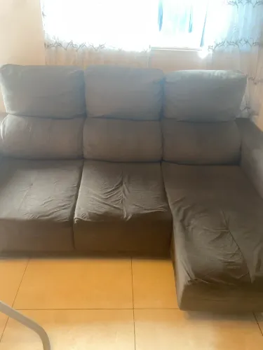 Vendo do sofá retrátil em tecido suede com marca de uso em perfeito estado