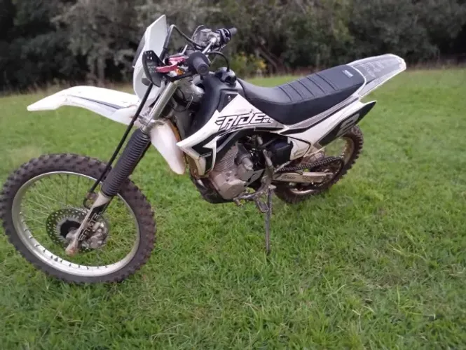 CRF 230F 2014 - Preparada com Vários acessórios - Oportunidade