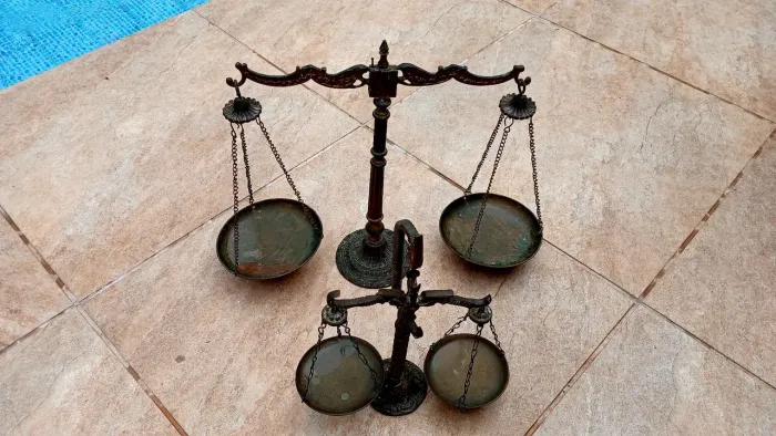Balança de dois pratos antigas decorativas em metal vintage (colecionador)