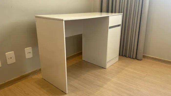 Escrivaninha Home Office Branca com Gaveta e Porta - Excelente Estado