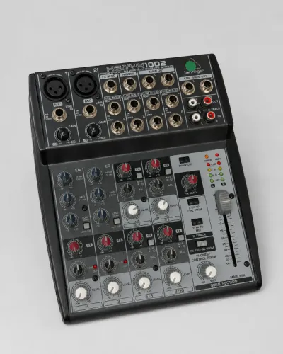 Mesa de som Behringer Xenyx 1002