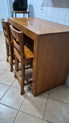 Mesa balcão e 2 bancos madeira maciça