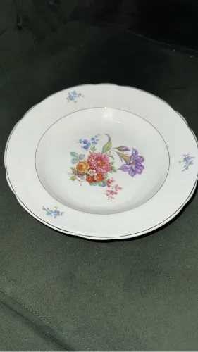 Prato em porcelana com desenho floral