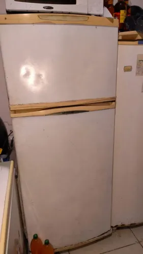 Geladeira gelando bem quase doação