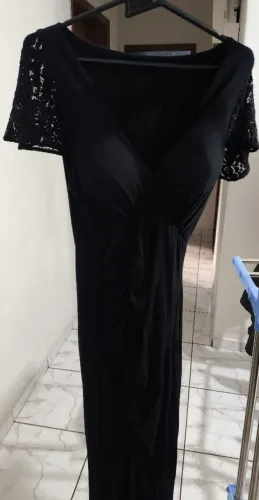 Vestido Preto Elegante com Manga Rendada, decote V e rasgo na perna.