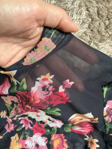 blusa feminina de manga longa em tecido transparente, m, preta com estampa floral
