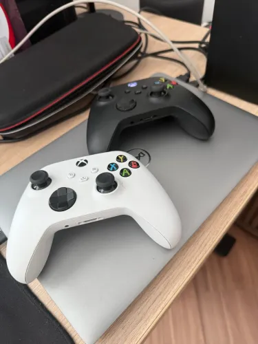 Xbox Series X com 2 controles originais (perfeito estado)