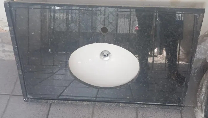 Pia para banheiro em marmore acompanhada de nicho para banheiro
