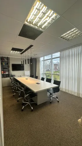 MESA DE REUNIÃO + PAINEL + ESTANTE METÁLICA