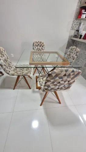 Mesa de jantar com 4 cadeiras