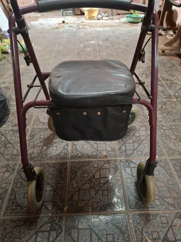 Andador para idosos com 4 rodas.