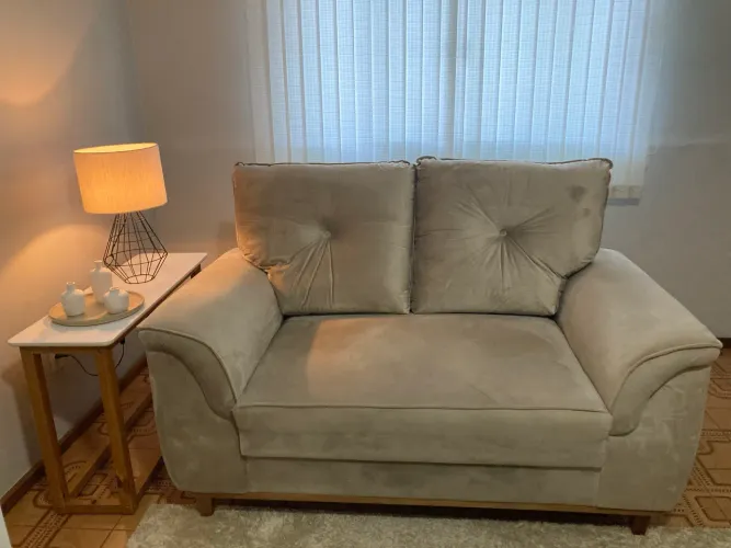 Sofá semi-novo 2 lugares suede bege claro
